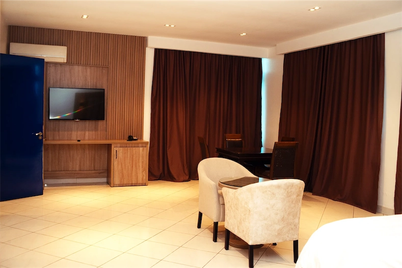 GOLDEN ROYALE HOTEL