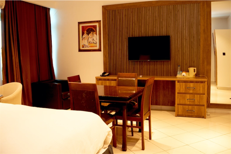 GOLDEN ROYALE HOTEL