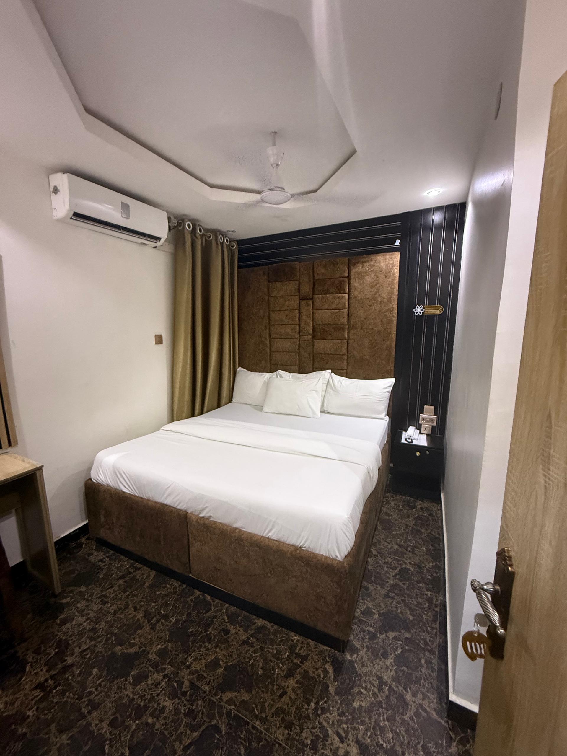LA REINA HOTEL