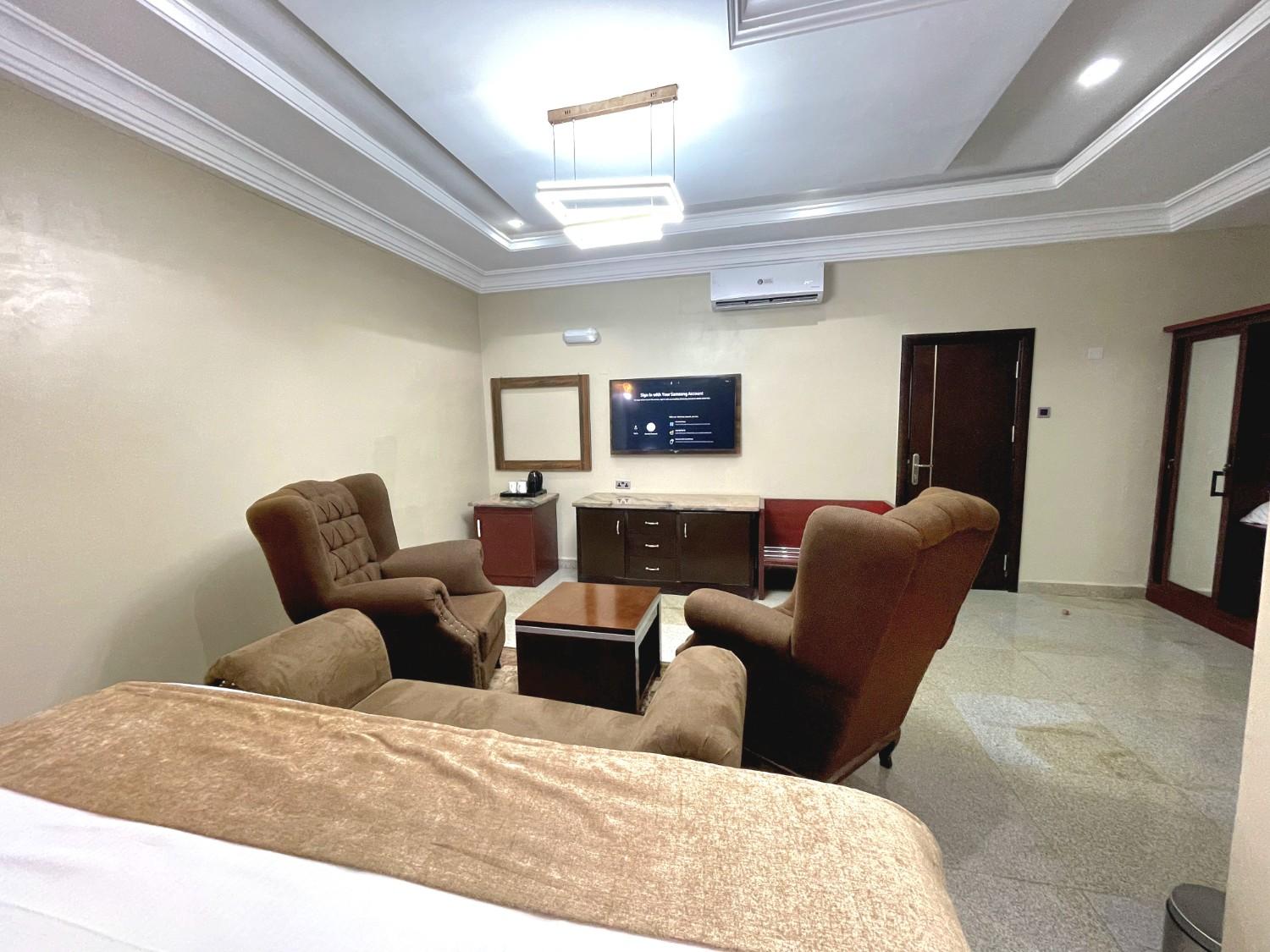 DIPLOMATIC SUITE