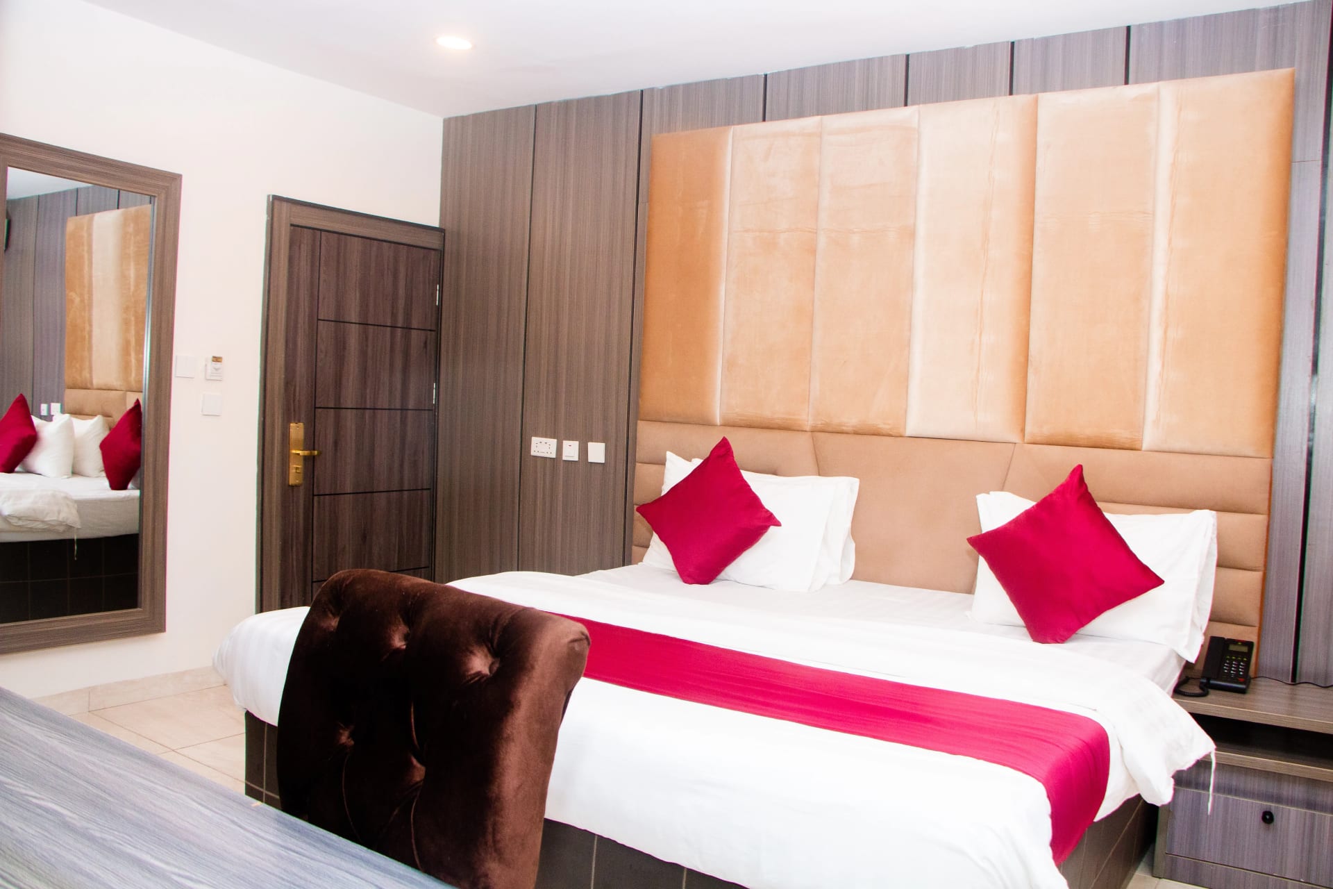DELUXE ROOM