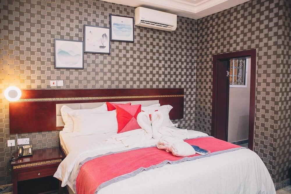 DELUXE ROOM