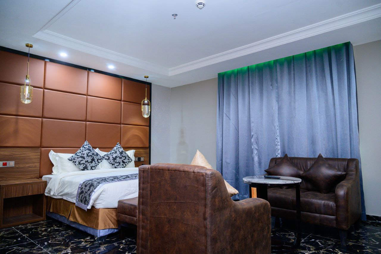 EXECUTIVE ROOM