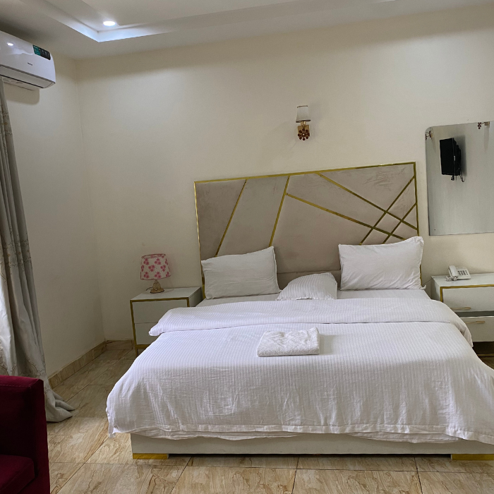 EXECUTIVE ROOM