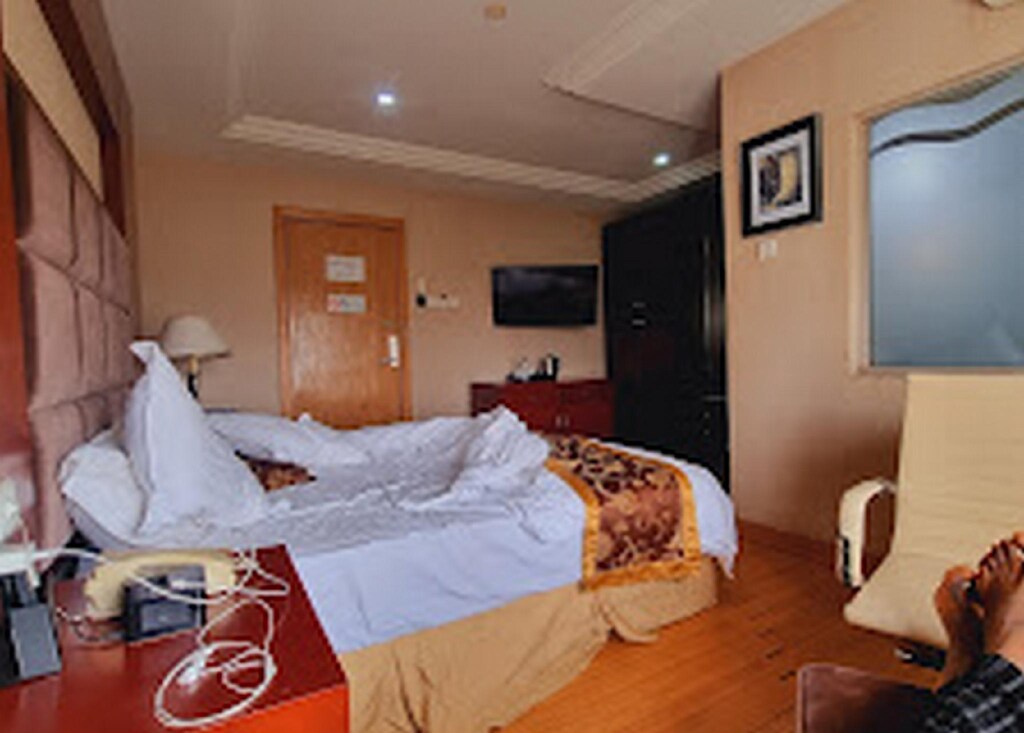 EXECUTIVE SUITE