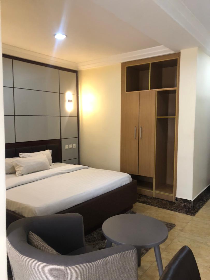 EXECUTIVE ROOM
