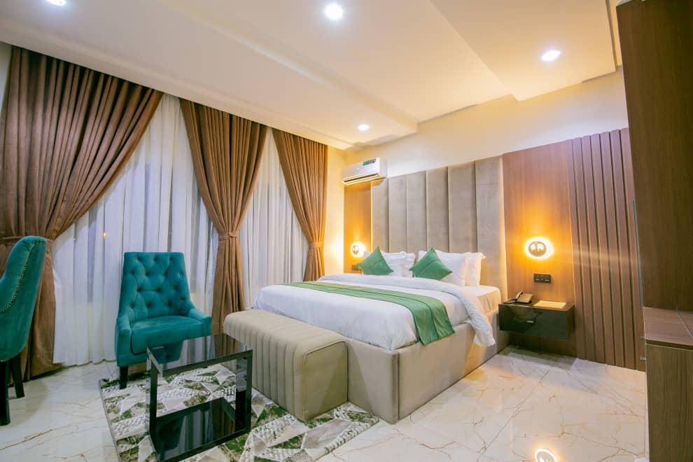 SUPER EXECUTIVE ROOM