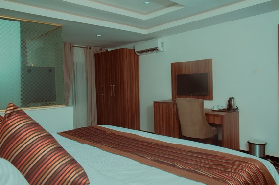 EXECUTIVE ROOM